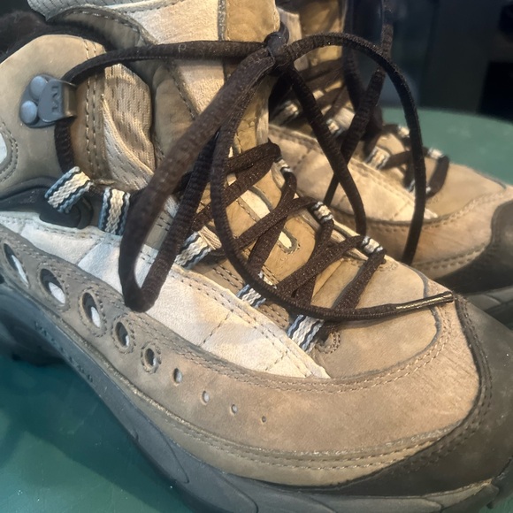 MERREL Cream waterproofed Athletic Shoes with Rugged Sole and Reinforced Toe - Picture 6 of 8